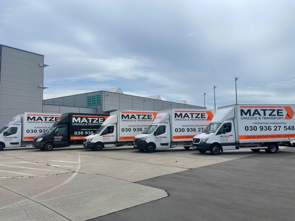 Fünf Transporter von Matze Umzüge nebeneinander auf dem Betriebshof
