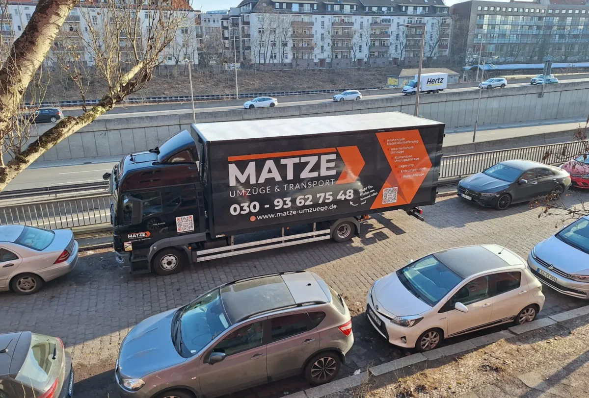 Umzugswagen von Matze Umzüge bei einem Privatumzug in Berlin